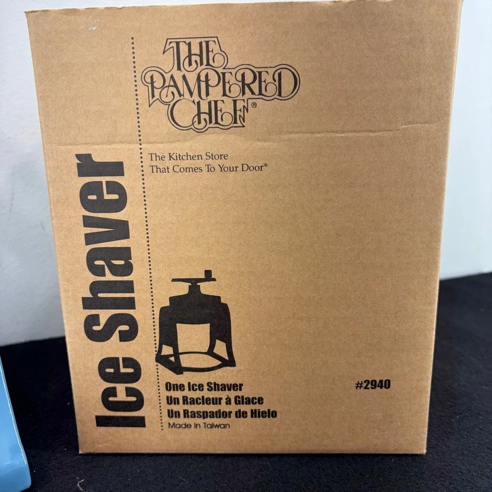 The Pampered Chef Ice Shaver 2940 Manual Hand Crank Snow Cone Maker‎ Blue White